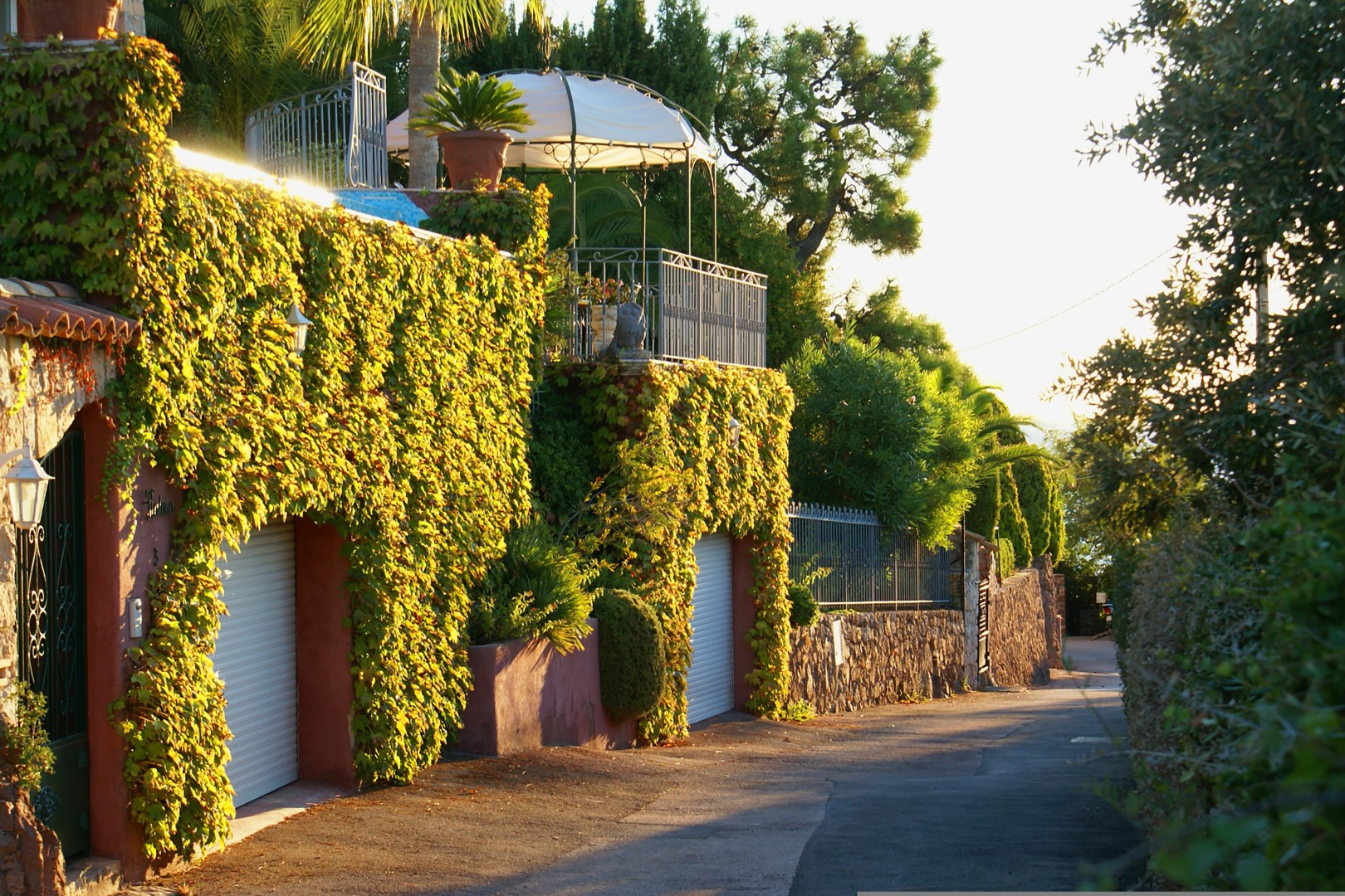 Dachterrasse auf garage in abendsonne