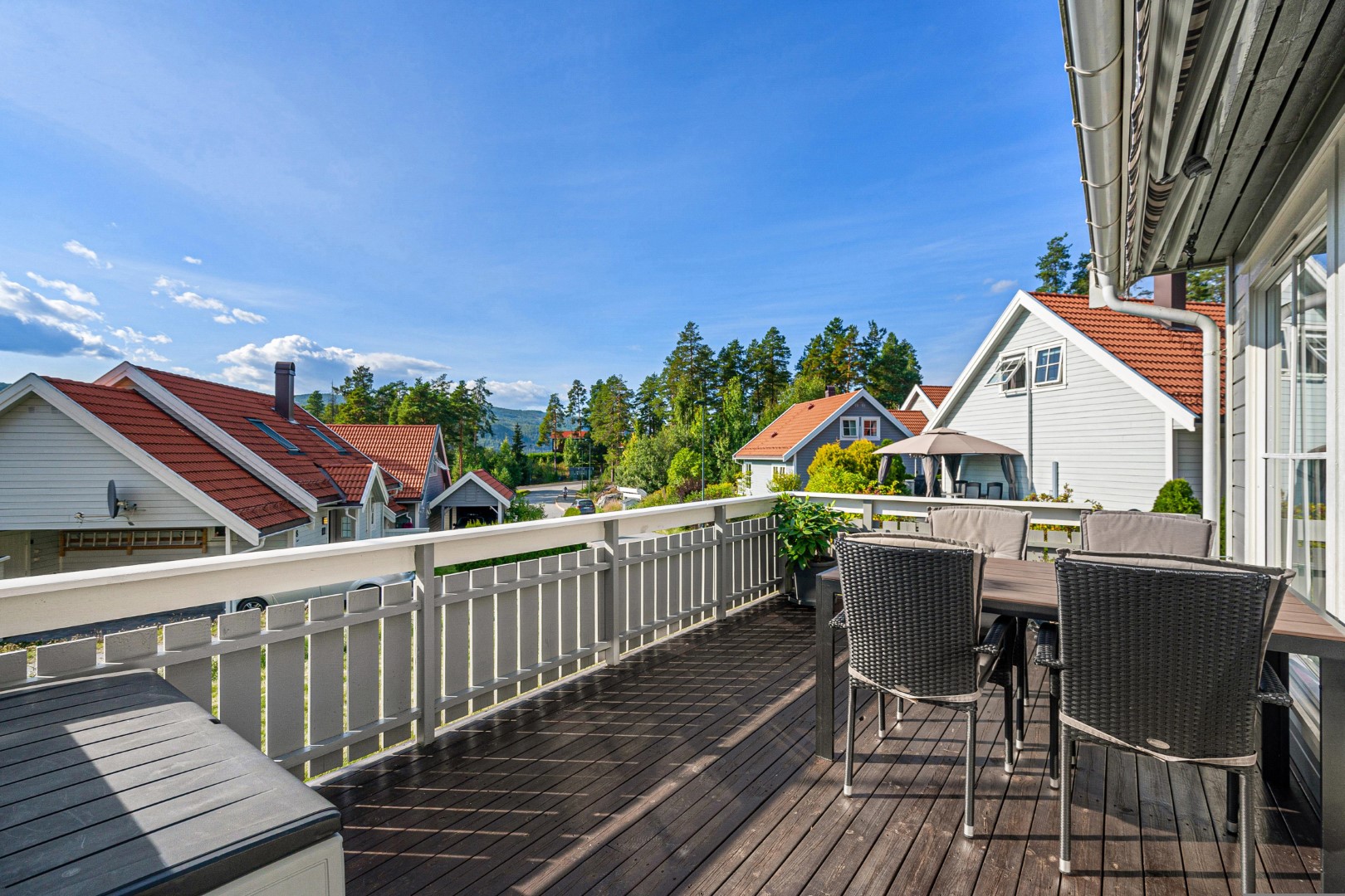 Dachterrasse auf garage mit blauem himmel