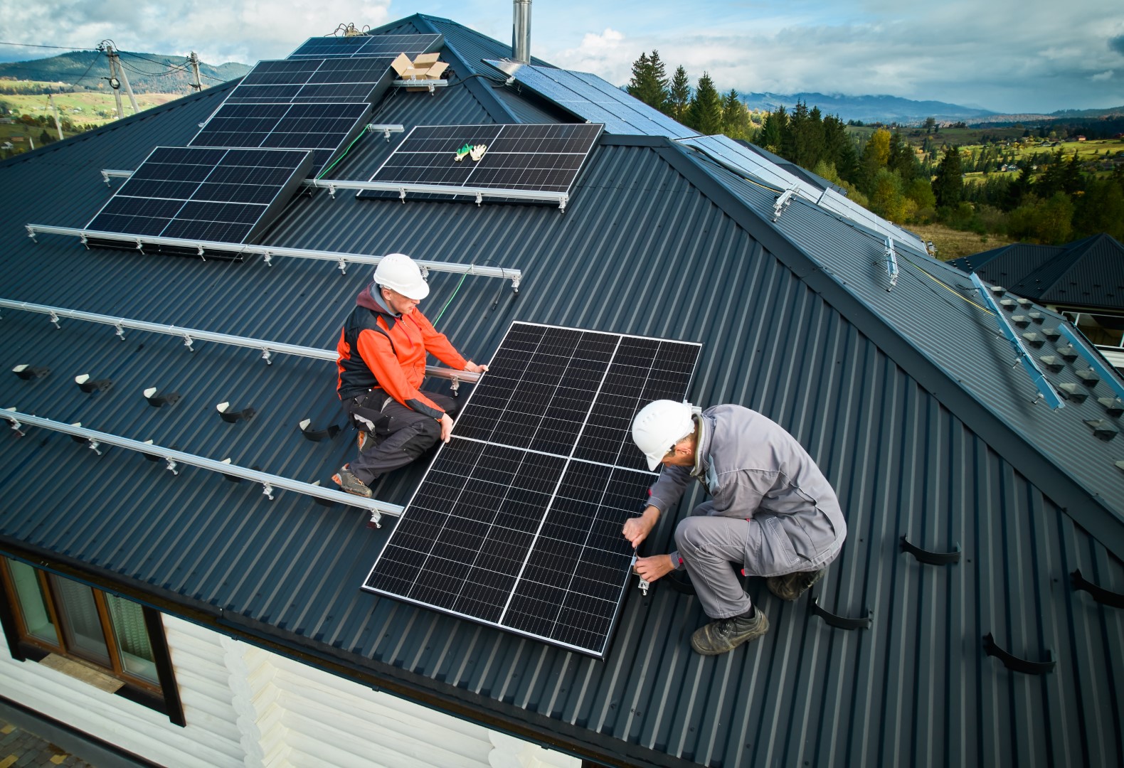 Photovoltaikanlage wird von technikern installiert