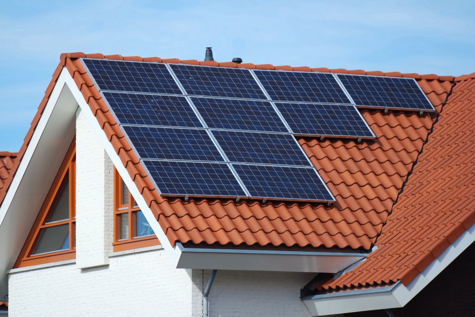 Photovoltaikanlage auf rotem satteldach